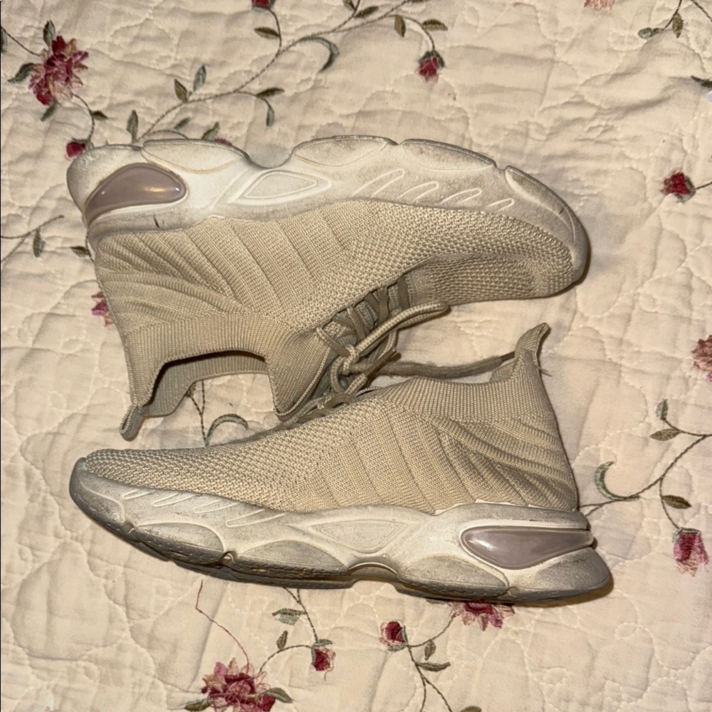 Girls Cream Sneakers 👟 👧🏽